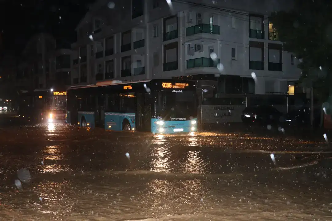 Fırtına ve Hortum Seraları Yıktı, Yollar Göle Döndü 9